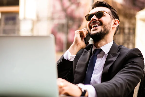 Retrato Hombre Éxito Guapo Mirando Pantalla Del Ordenador Portátil Sentado — Foto de Stock