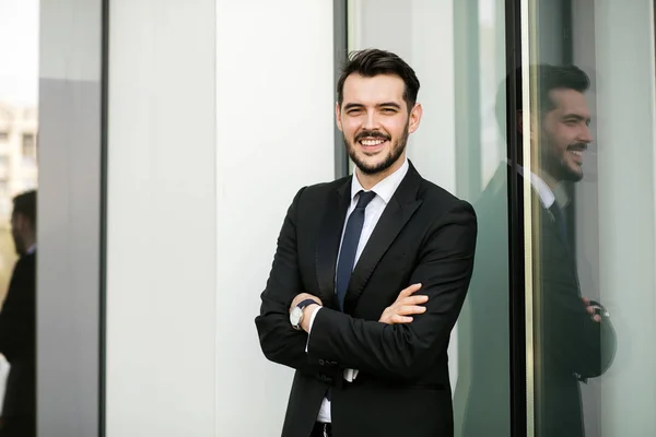 Homem Elegante Bem Sucedido Terno Homem Negócios Vendedor Lado Prédio — Fotografia de Stock