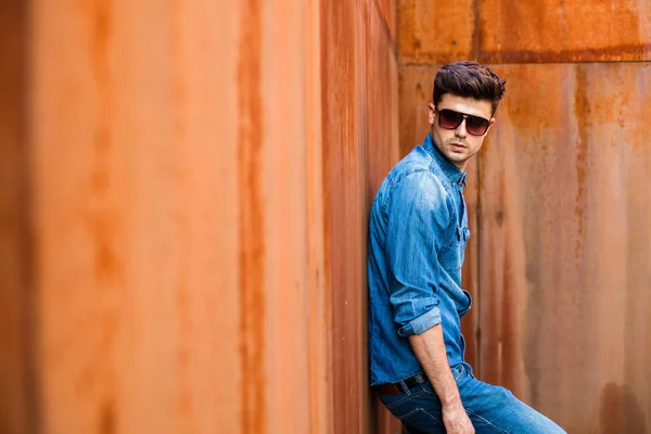 Joven Sexy Hombre Jeans Traje Gafas Sol Pie Contra Una —  Fotos de Stock
