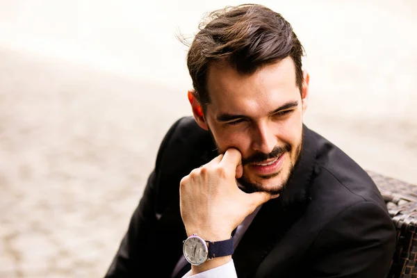 Retrato Hombre Guapo Exitoso Sentado Aire Libre Terraza Traje Elegante —  Fotos de Stock