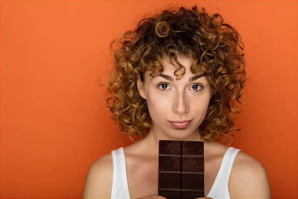 Jonge Expressieve Krullend Vrouw Met Staaf Van Chocolade Een Oranje — Stockfoto