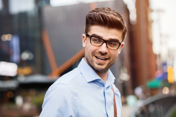 Portrét Mladého Podnikatele Pohledný Muž Chytrý Příležitostné Brýle Modrou Košili — Stock fotografie