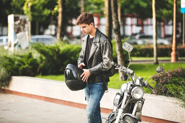 Fiatal Hűvös Jóképű Férfi Mellett Motorkerékpár Központ Város Vár Hogy — Stock Fotó