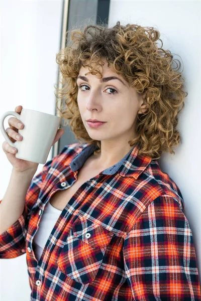 Joven Mujer Rizada Natural Casual Vestida Con Una Camisa Cuadros — Foto de Stock