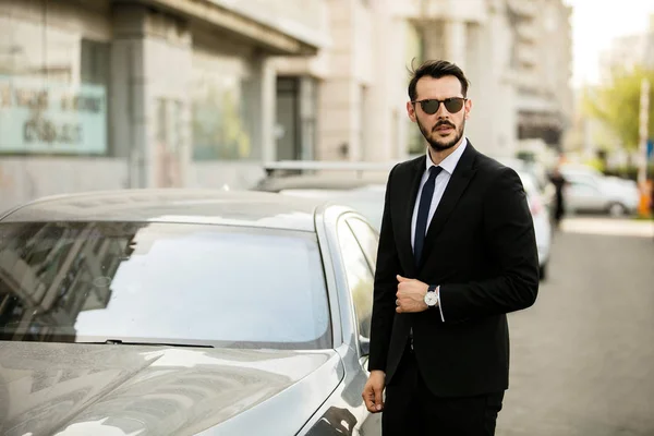 Elegante Man Pak Succesvolle Zakenman Staande Naast Zijn Limousine Kijkt — Stockfoto