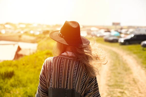seyahat ve zevk özgürlük ve gençlik genç güzel ve ücretsiz kız siyah şapka