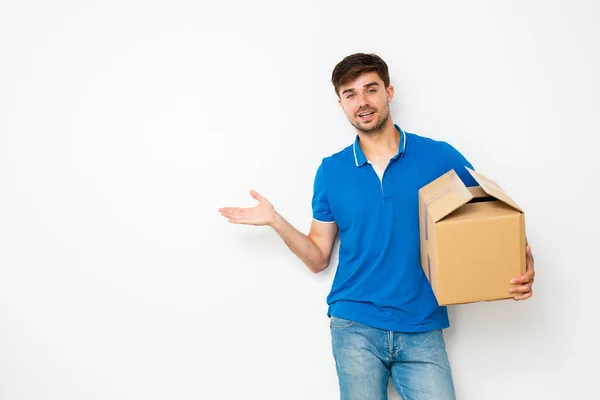 Magabiztos Fiatal Ember Bemutató Jobb Oldalon Miközben Egy Cardbox Kezében — Stock Fotó