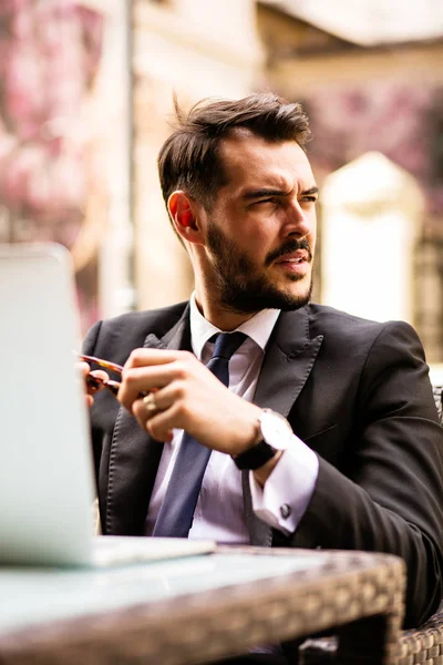 Ritratto Uomo Affari Successo Abito Elegante Seduto Fuori Terrazza Guardando — Foto Stock