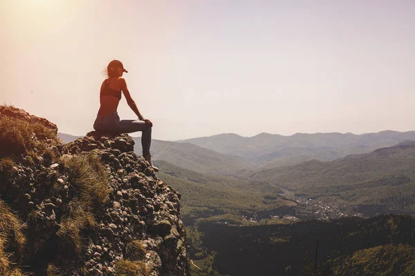 岩の上に立っていると 山の風景を見て若いフィットネス女の子裏旅行のコンセプト — ストック写真