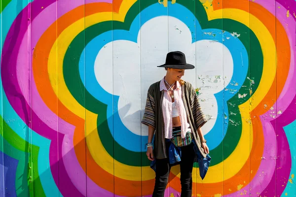 Jong Meisje Met Hoed Hipster Reiziger Glimlachen Genieten Van Leven — Stockfoto