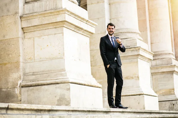 Eleganter Stilvoller Mann Erfolgreicher Geschäftsmann Der Vor Der Tür Steht — Stockfoto