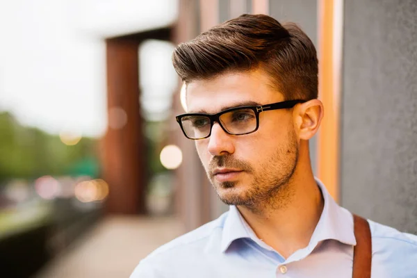若い起業家の肖像画 眼鏡と青いシャツのハンサムなスマート カジュアルな男 — ストック写真