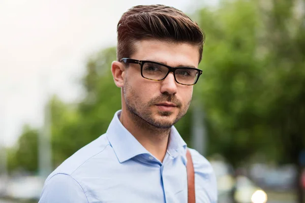 Retrato Jovem Empreendedor Bonito Inteligente Casual Homem Com Óculos Camisa — Fotografia de Stock