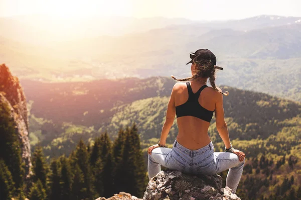 Concepto Viaje Con Espalda Una Joven Chica Fitness Pie Sobre —  Fotos de Stock