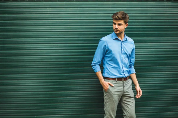 Εμπιστοσύνη Και Την Κομψότητα Νεαρός Άνδρας Στο Smart Casual Ντύσιμο — Φωτογραφία Αρχείου