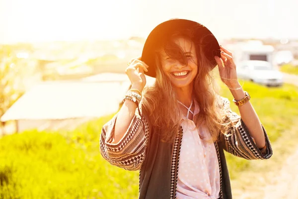 Joven Chica Hermosa Libre Con Sombrero Negro Viajando Disfrutando Libertad — Foto de Stock