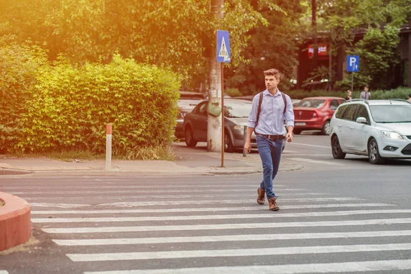 住在城里 智能休闲的家伙与背包走在街上从一个工作到另一个 — 图库照片