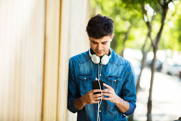 Moderní Chlapík Džínách Oblečení Chtějí Poslouchat Hudbu Mobilním Telefonu Sluchátka — Stock fotografie
