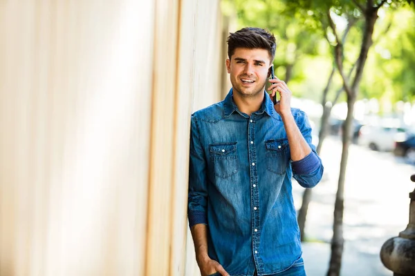 Young Man Jeans Outfit Talking Mobile Phone Smiling Outdoor Street — Stock Photo, Image