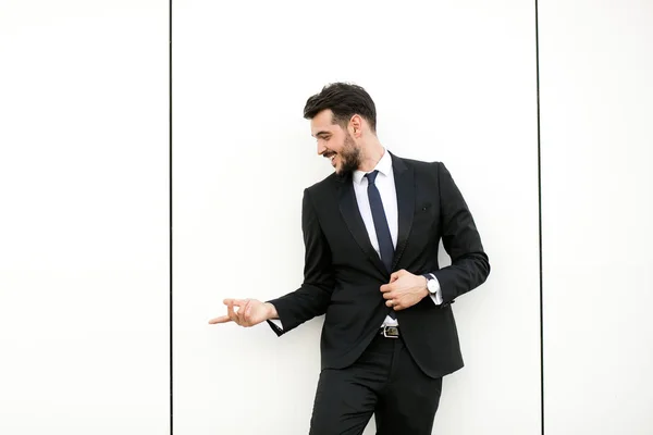 Elegantní Muž Obleku Podnikatel Moderátor Stojící Bílé Zdi Interakci Volného — Stock fotografie
