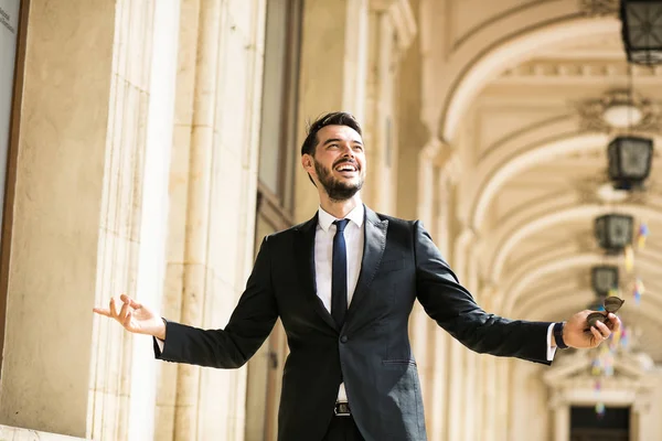 şık şık, başarılı iş adamı, kamera veya eski bir başarı ve Supervisor hall bir üniversite veya banka kutluyor güven ile seyir
