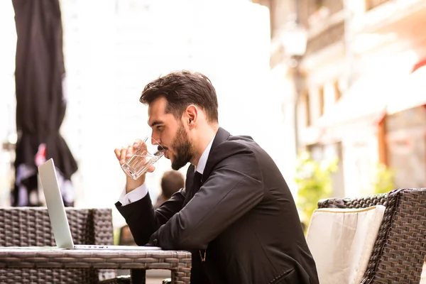 英俊成功男人的肖像喝咖啡 看着数码平板电脑屏幕坐在咖啡馆 商人喝水休息 并试图放松 — 图库照片