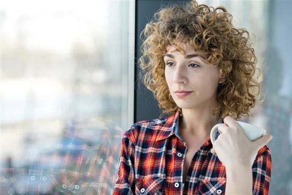 Joven Mujer Rizada Natural Casual Vestida Con Una Camisa Cuadros — Foto de Stock