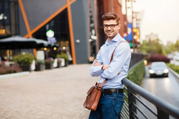 Čekání Kávu Setkání Usmívající Smart Casual Aristokratickým Brýle Kožený Sáček — Stock fotografie