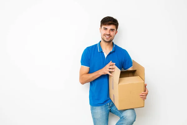 Hombre Sonriente Curioso Abriendo Caja Cartón Paquete Mensajero Sobre Fondo — Foto de Stock