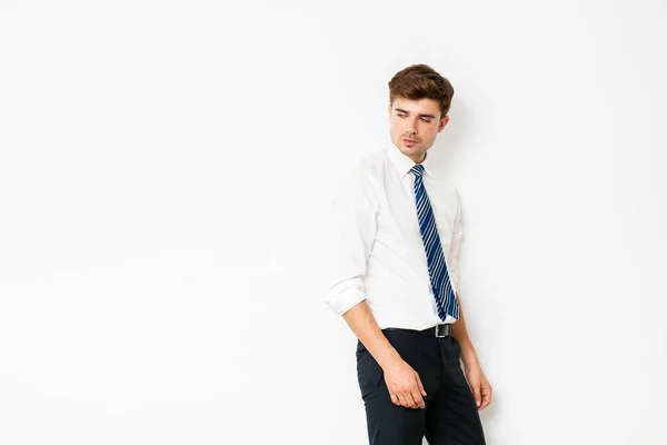 Eleganter Aber Entspannter Büromensch Ohne Mantel Mit Blauer Krawatte Stehend — Stockfoto