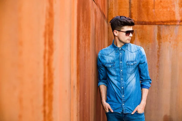 Junger Sexy Mann Jeans Outfit Und Sonnenbrille Vor Rostiger Wand — Stockfoto