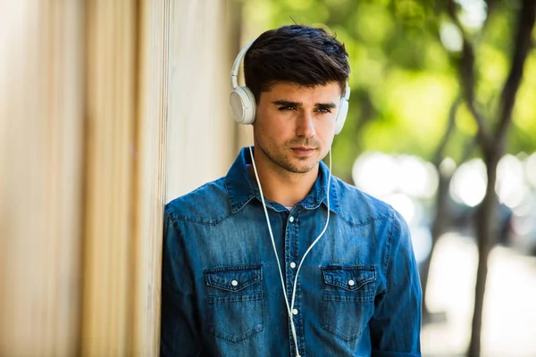 Hombre Moderno Elegante Escuchando Música Auriculares Fuera Calle Día Soleado — Foto de Stock