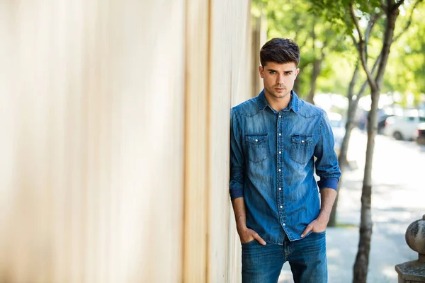 Selbstbewusster Gutaussehender Junger Mann Jeans Outfit Auf Der Straße Lifestyle — Stockfoto