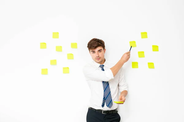 Office Kille Jobbet Pekar Ett Inlägg Det Vita Väggen Påminnelser — Stockfoto