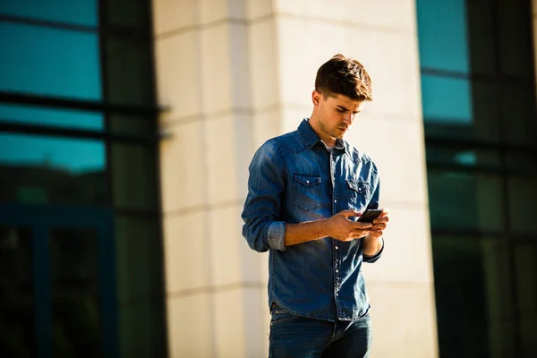 Gatumode Fashionabla Man Jeans Outfit Skicka Sms Till Någon — Stockfoto