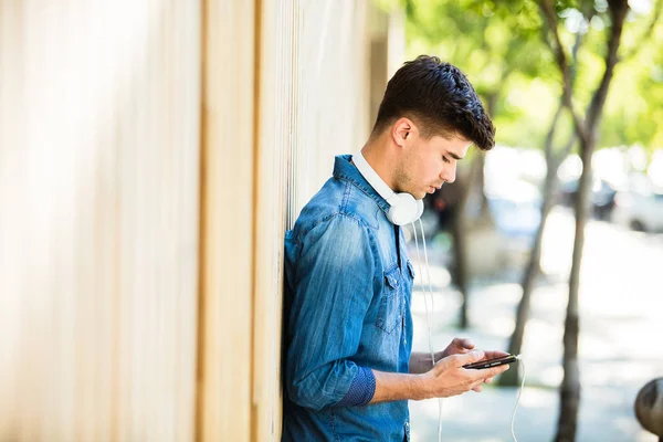 Moderna Kille Jeans Outfit Ser Att Lyssna Musik Mobiltelefon Med — Stockfoto