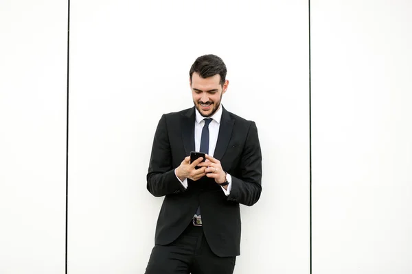 Hombre Elegante Guapo Traje Usando Teléfono Celular Sonriendo Recitando Buenas —  Fotos de Stock