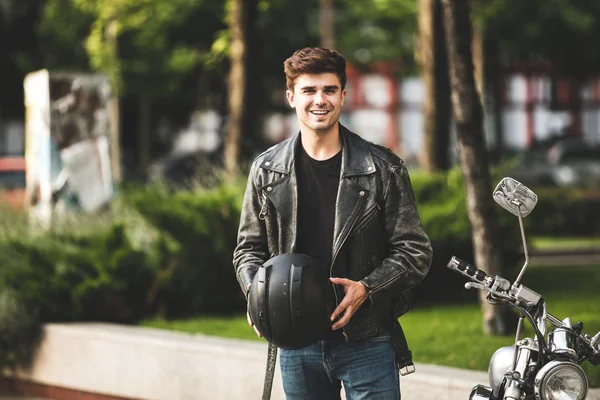Genç Güzel Bisiklete Binmeyi Bekleyen Yakışıklı Adam Yanındaki Bir Şehir — Stok fotoğraf