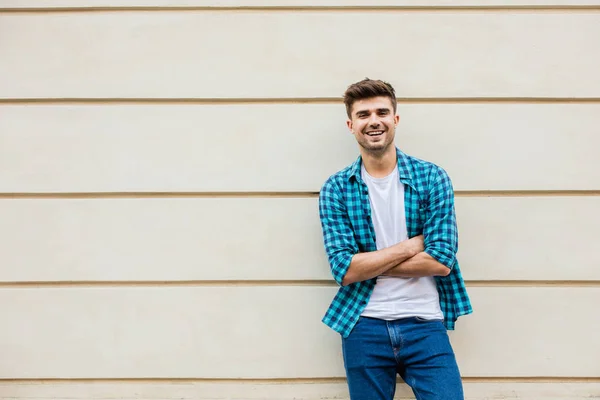 Bel Homme Chemise Carreaux Souriant Debout Dehors Appuyé Sur Mur — Photo