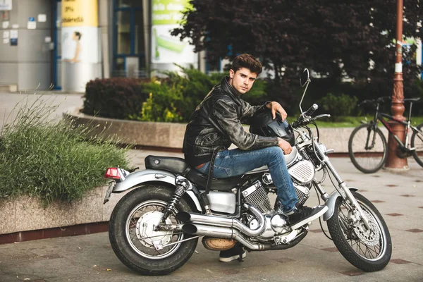 Młody Fajne Przystojny Mężczyzna Siedzi Motocyklu Czekając Kogoś Relaksujący Gdzieś — Zdjęcie stockowe