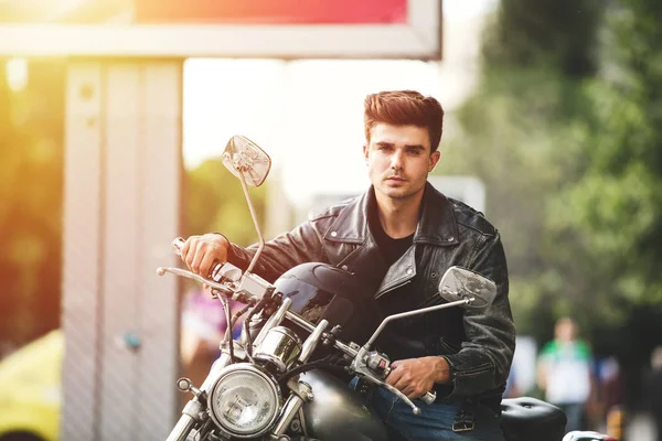 Joven Fresco Hombre Guapo Sentado Motocicleta Esperando Alguien Relajarse Algún —  Fotos de Stock