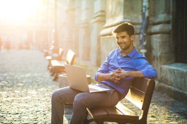 Uzaktan çalışma. zarif adam onun iş dışında tezgah üzerinde bir laptop üzerinden yapmak