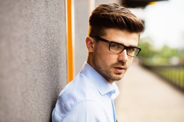 genç girişimci portresi. yakışıklı smart casual adam gözlük ve mavi gömlek ile