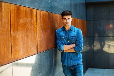 Tüm kot giymiş ve ciddi, acı, minimalist bir modern ve boş oda arıyorum depresif modern adam kavramı