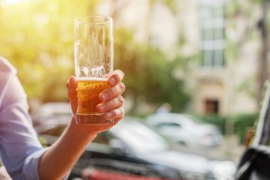 İşten sonra rahatla. Ofis iş sonra bir bira dışında ile terrace adlı genç adam, rahatlatıcı akıllı