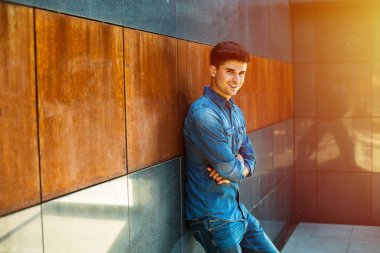 kot kıyafeti, katlanmış silah ile gülümseyen adam kameraya gülümseme minimalist oda arıyorum