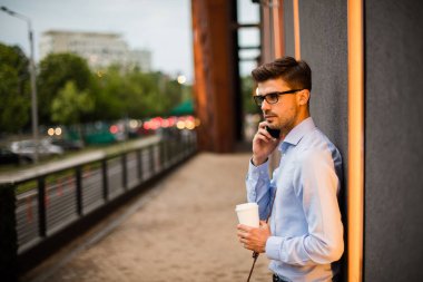 sevdiklerinize daha yakın. zor bir günün ardından seven yakışıklı akıllı casual adam gözlük ve biraz bir arama dışında deri çanta