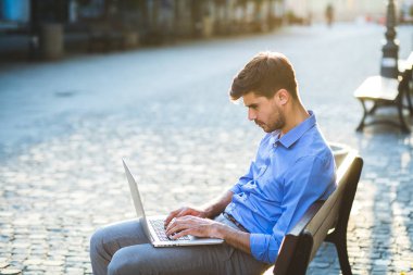 Uzaktan çalışma. Onun dışında tezgah üzerinde bir laptop üzerinden iş odaklı, zarif adam, çok