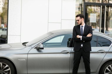 zarif işadamı katlanmış silah ile özel sürücü patronu lüks sedan seyir için bekleyen ayakta dışında