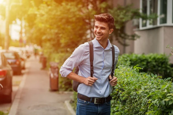 Leben Der Stadt Smart Casual Guy Mit Rucksack Auf Der — Stockfoto